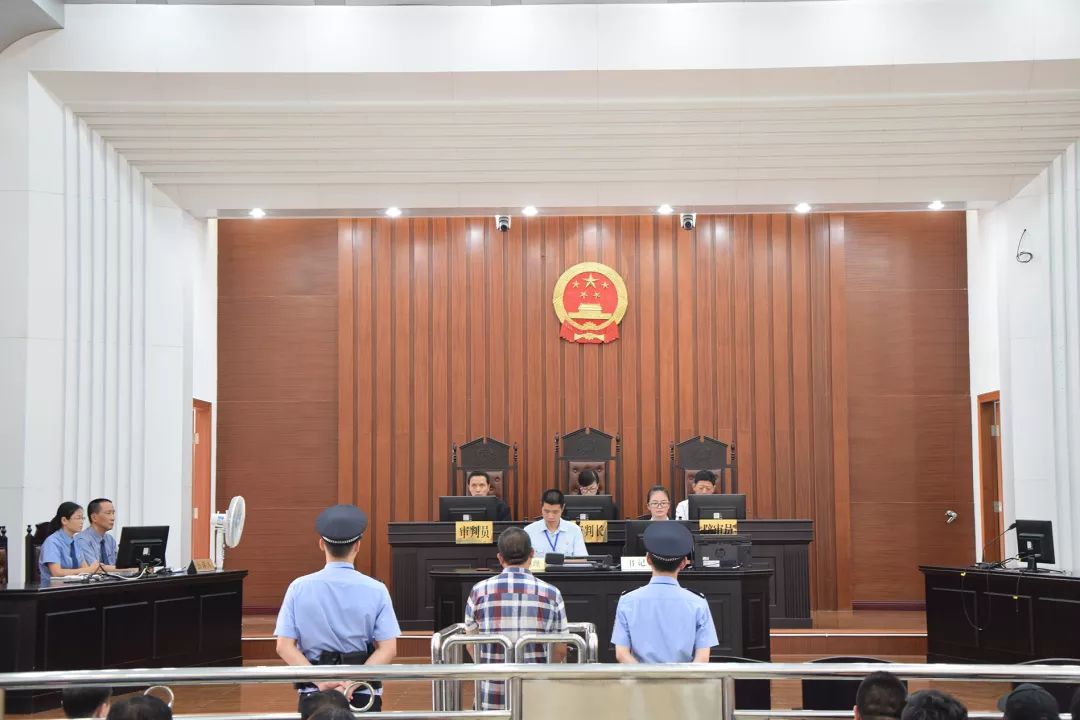 全市首例非法校車超載危險(xiǎn)駕駛案開庭，鄭其文檢察長出庭公訴