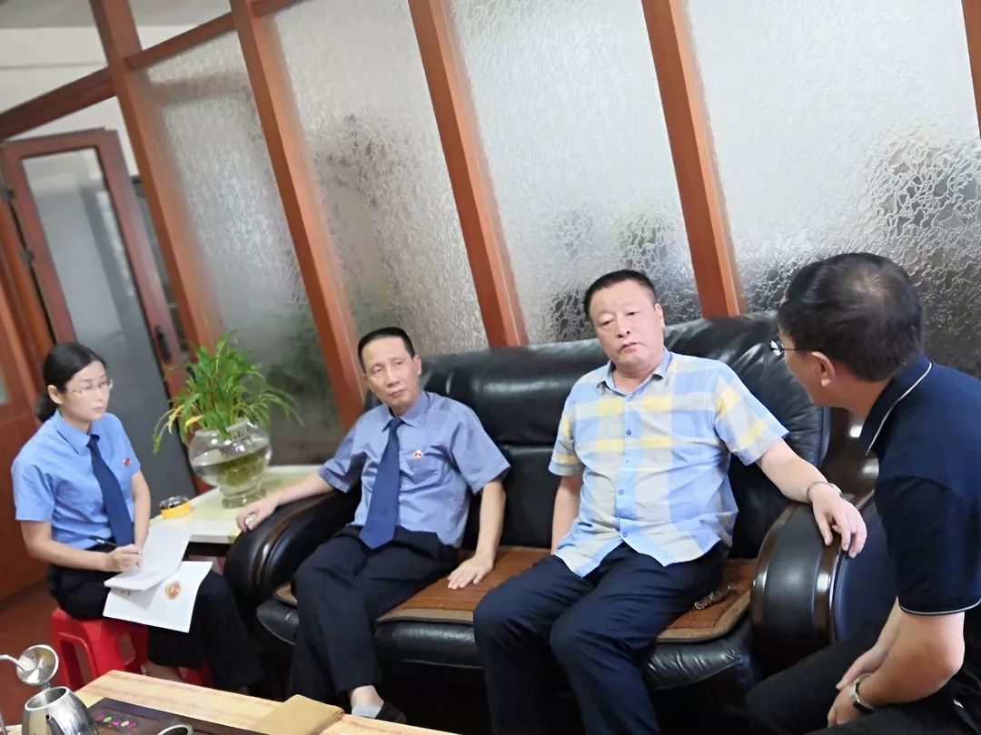 全市首例非法校車超載危險(xiǎn)駕駛案開庭，鄭其文檢察長出庭公訴