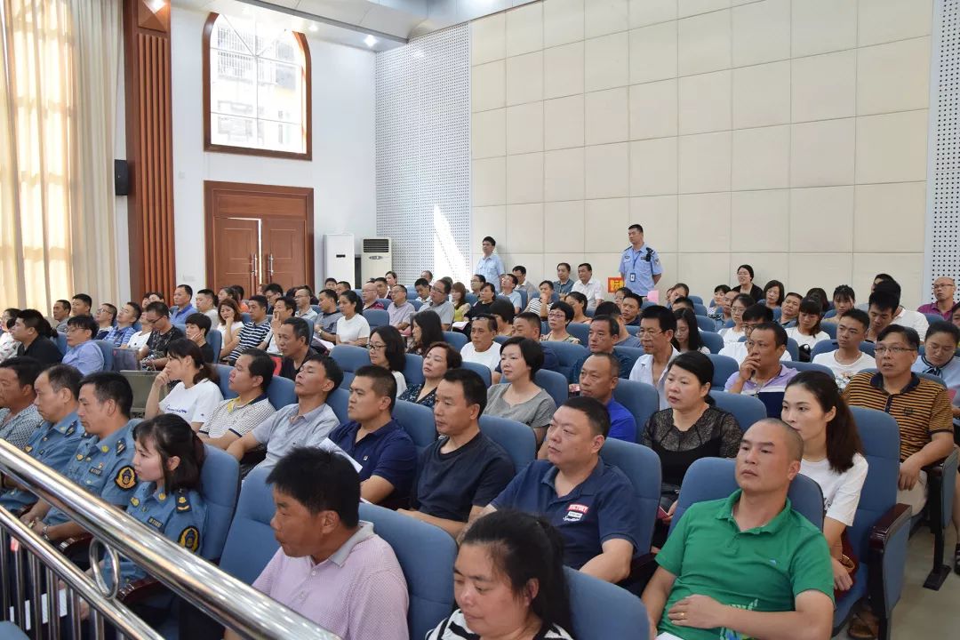 全市首例非法校車超載危險(xiǎn)駕駛案開庭，鄭其文檢察長出庭公訴