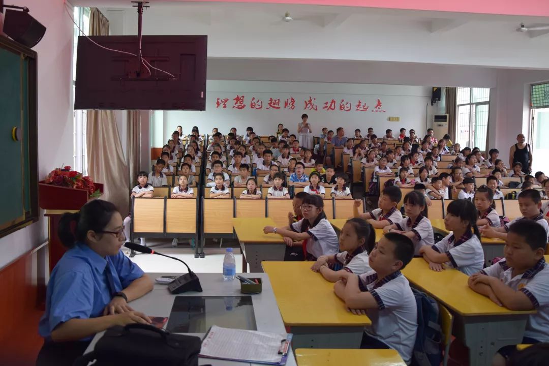 全市首例非法校車超載危險(xiǎn)駕駛案開庭，鄭其文檢察長出庭公訴