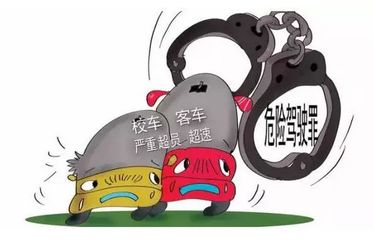 全市首例非法校車超載危險(xiǎn)駕駛案開庭，鄭其文檢察長出庭公訴