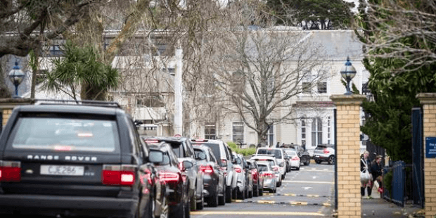 校車被取消家長被迫送孩子上下學，路上越來越堵真是AT部門要的結果嗎？