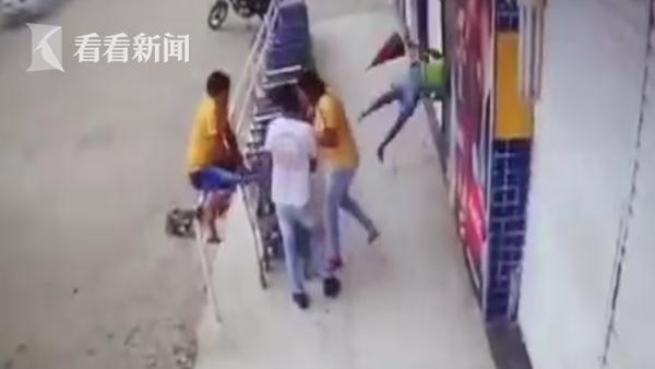 天降橫禍！校車突然爆胎鋼圈被炸飛 正好砸中過路女子致其死亡