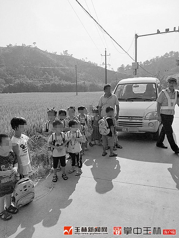 核載八人實載二十人 這輛校車好大“肚”