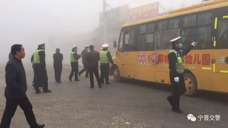 寧晉交警嚴查客車、校車等重點車輛 凈化道路交通環(huán)境