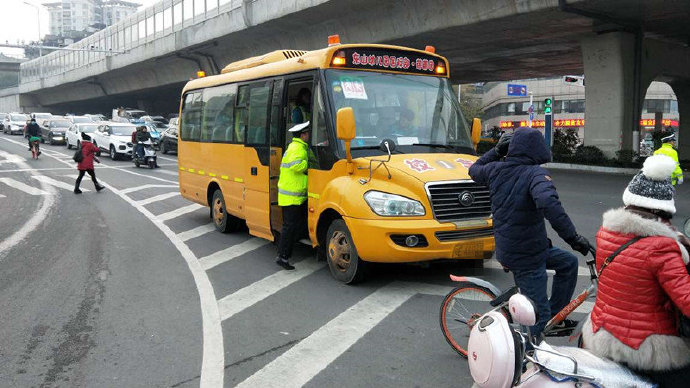 宜昌：校車警示燈未閃爍，交警隊司機(jī)進(jìn)行處罰教育