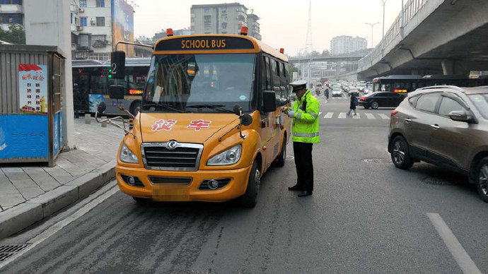 宜昌：校車警示燈未閃爍，交警隊司機(jī)進(jìn)行處罰教育