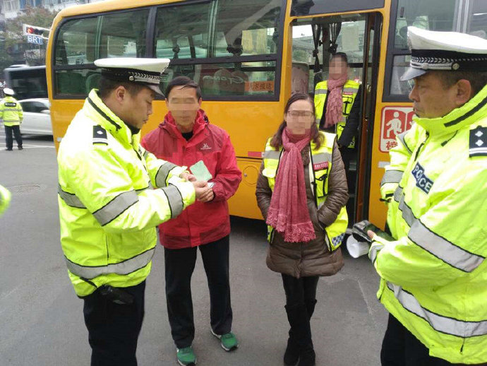 宜昌：校車警示燈未閃爍，交警隊司機(jī)進(jìn)行處罰教育
