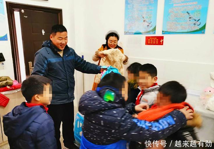 元旦后首個工作日，南京校車司機再次為貧困學生送上愛心