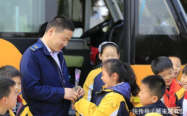 元旦后首個工作日，南京校車司機再次為貧困學生送上愛心