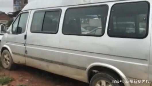 校車上放板凳當(dāng)座位，五歲學(xué)生墜車死亡，司機(jī)竟稱是孩子自己跳車