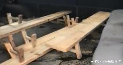 校車上放板凳當(dāng)座位，五歲學(xué)生墜車死亡，司機(jī)竟稱是孩子自己跳車