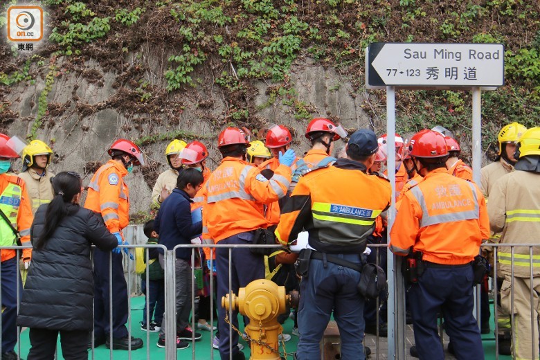 香港兩校車相撞，至少15名幼兒園學生受傷