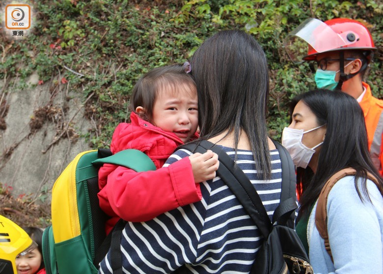 香港兩校車相撞，至少15名幼兒園學生受傷