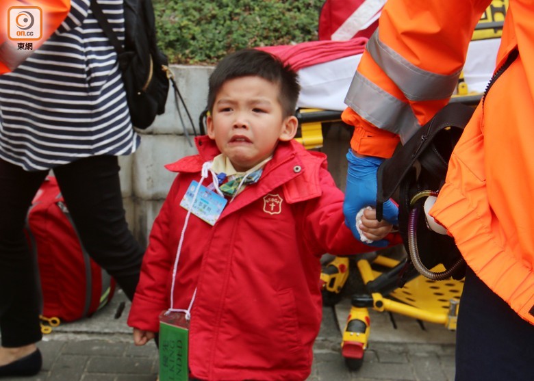 香港兩校車相撞，至少15名幼兒園學生受傷