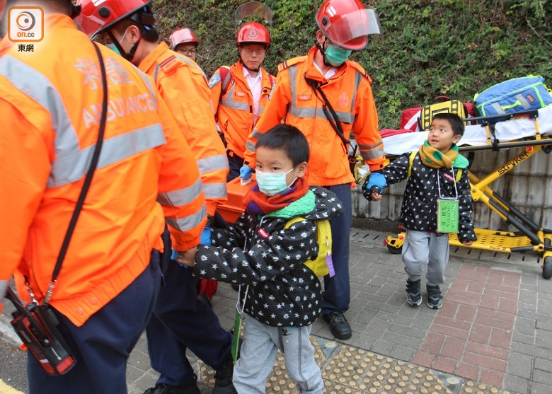 香港兩校車相撞，至少15名幼兒園學生受傷