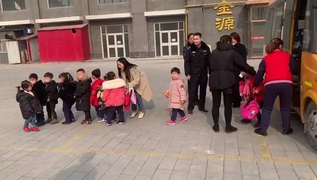 校車安全豈容兒戲，任丘交警查獲一起無資質駕駛校車且超員7人
