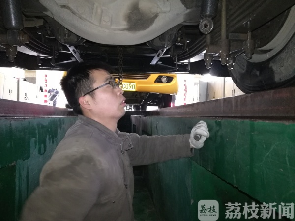 開學在即，南京公交部門對校車進行安檢