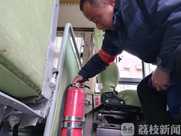 開學在即，南京公交部門對校車進行安檢