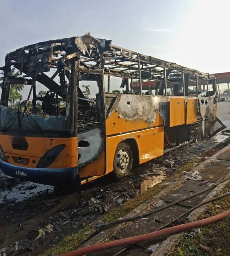馬來西亞：校車行駛途中突著火，38學生及司機逃出生天