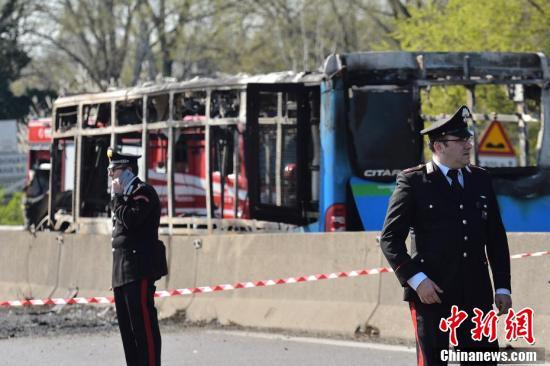 意大利司機(jī)焚燒校車 51名未成年奇跡生還