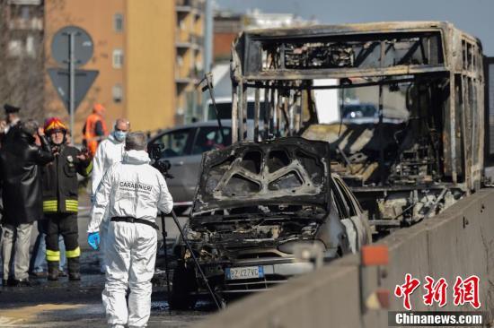 意大利司機(jī)焚燒校車 51名未成年奇跡生還
