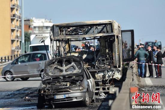 意大利司機(jī)焚燒校車 51名未成年奇跡生還