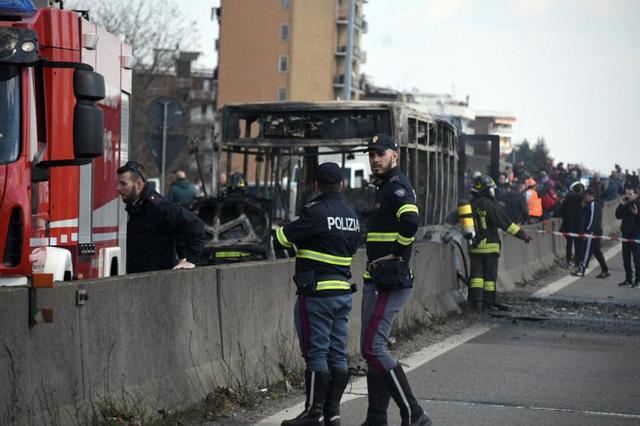 意大利校車劫持案少年機智報警救51人，出身移民盼獲意大利國籍