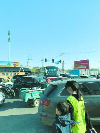 校車遇阻學生穿行車流間