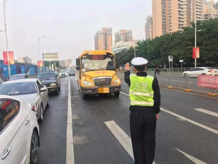 深圳一輛幼兒園校車超載被交警截停，超員的4個娃由警車送到學校