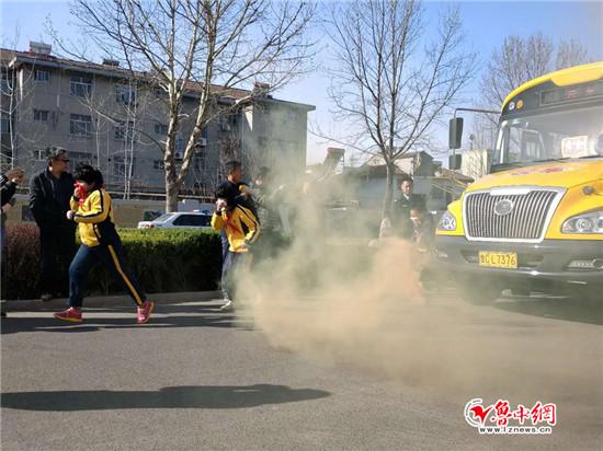 桓臺交警大隊聯(lián)合學校開展校車消防逃生演練活動