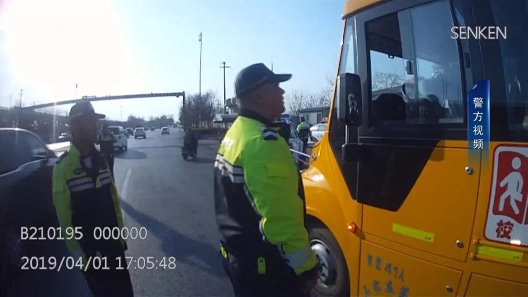 石家莊市機動大隊嚴(yán)把生命關(guān)：兩輛違法上路行駛校車被查扣！