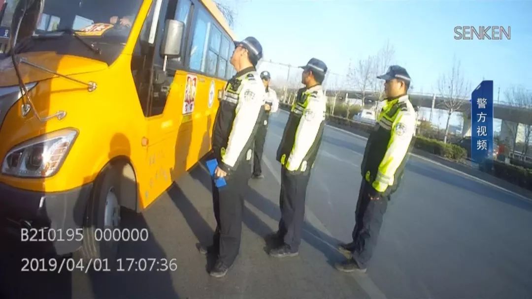 石家莊市機動大隊嚴(yán)把生命關(guān)：兩輛違法上路行駛校車被查扣！