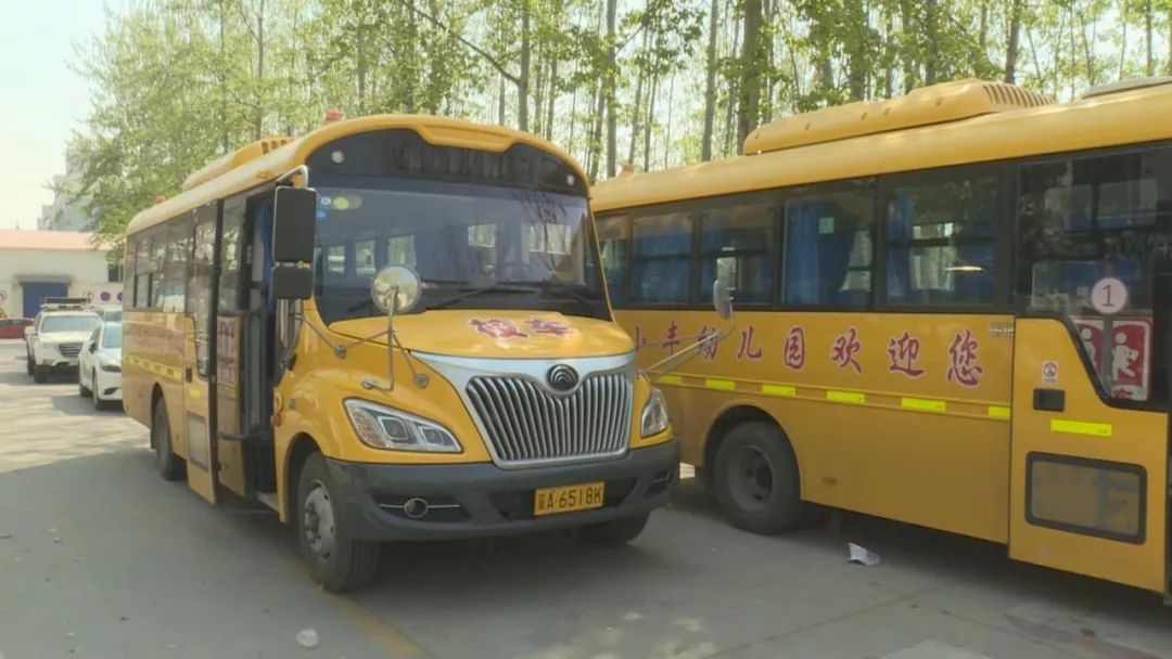 石家莊市機動大隊嚴(yán)把生命關(guān)：兩輛違法上路行駛校車被查扣！