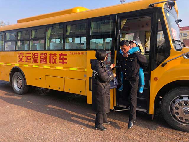 暖心！乘車學(xué)生腳受傷，校車司機(jī)背他上下學(xué)