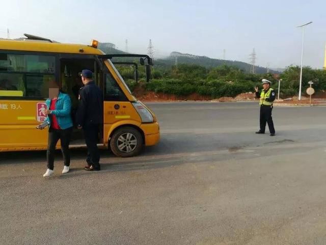 明明是幼兒園校車，怎么車里還有蹭車的老鄉？