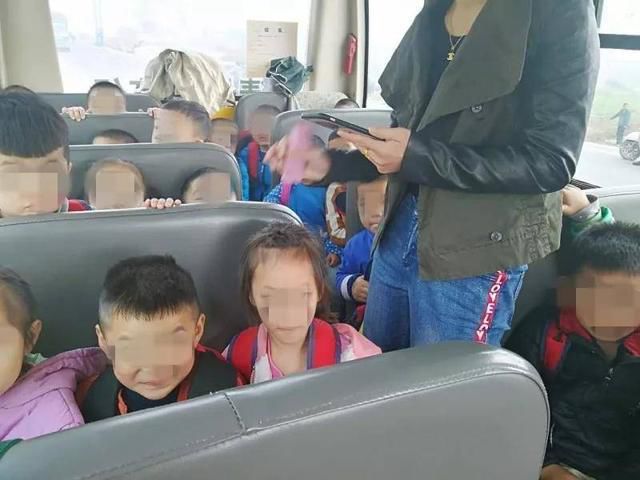 明明是幼兒園校車，怎么車里還有蹭車的老鄉？