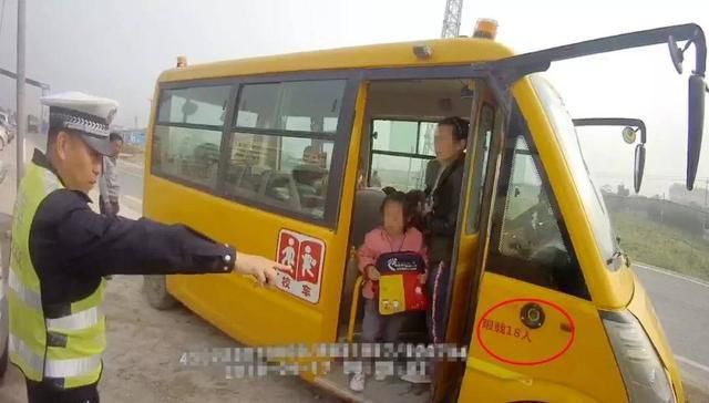 明明是幼兒園校車，怎么車里還有蹭車的老鄉？