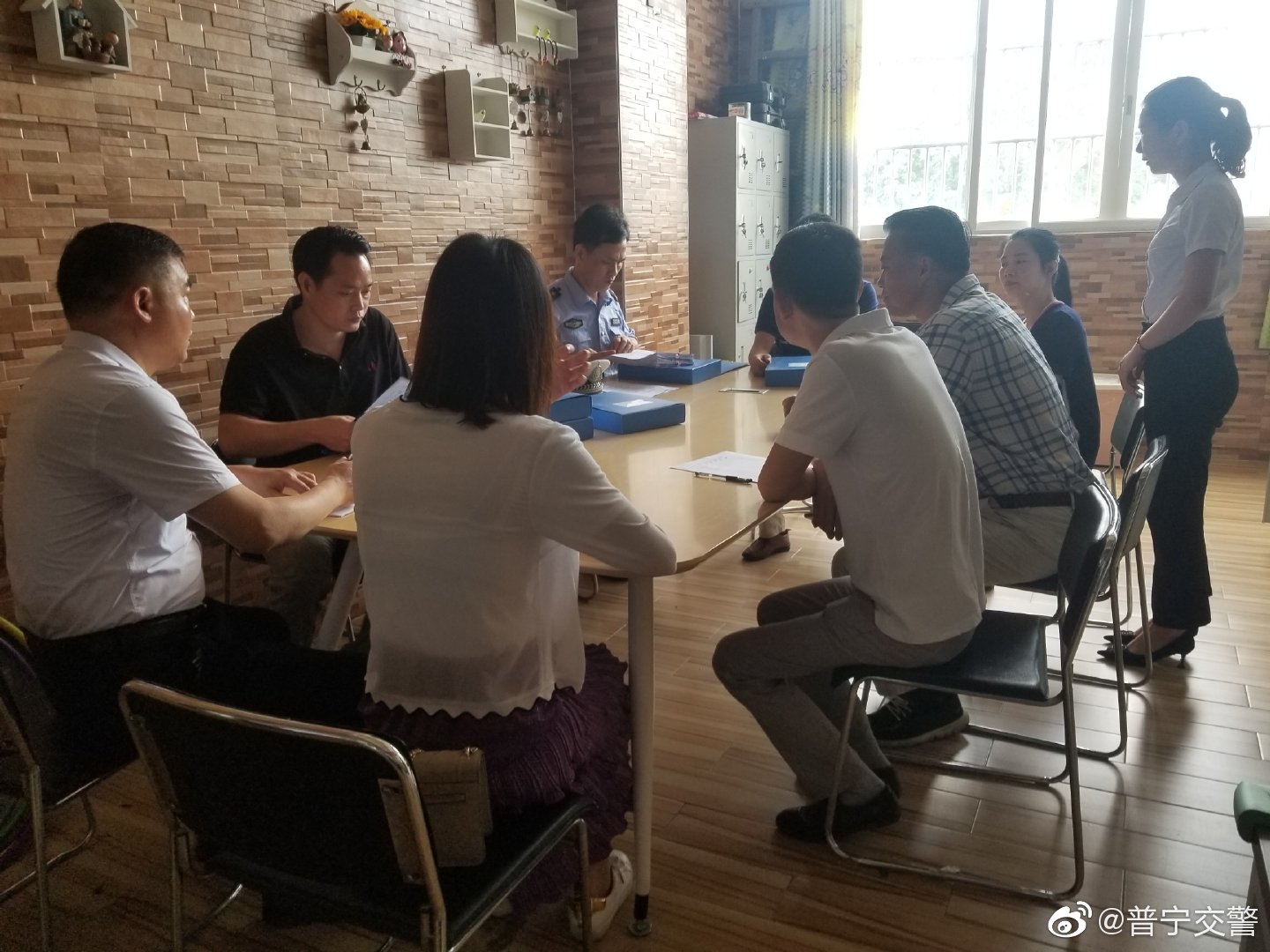 普寧交警聯(lián)合多部門走進幼兒園排查校車除隱患