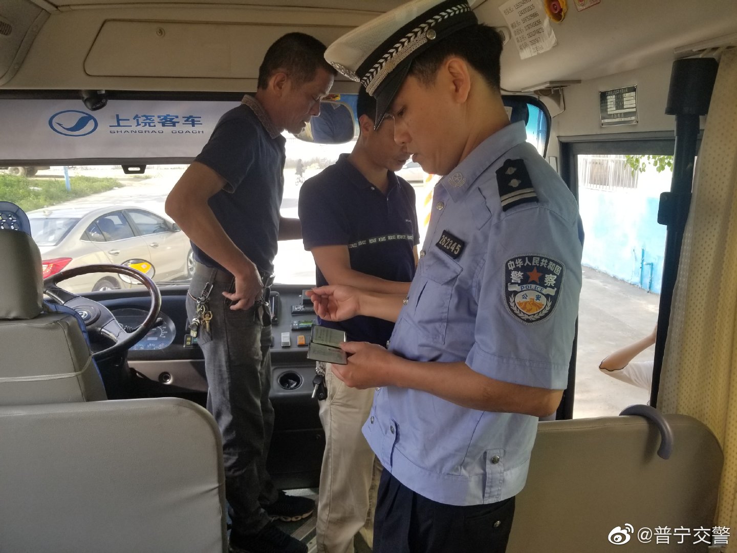 普寧交警聯(lián)合多部門走進幼兒園排查校車除隱患