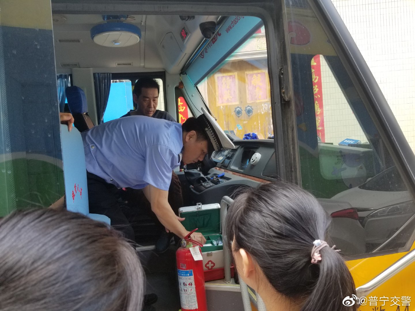 普寧交警聯(lián)合多部門走進幼兒園排查校車除隱患