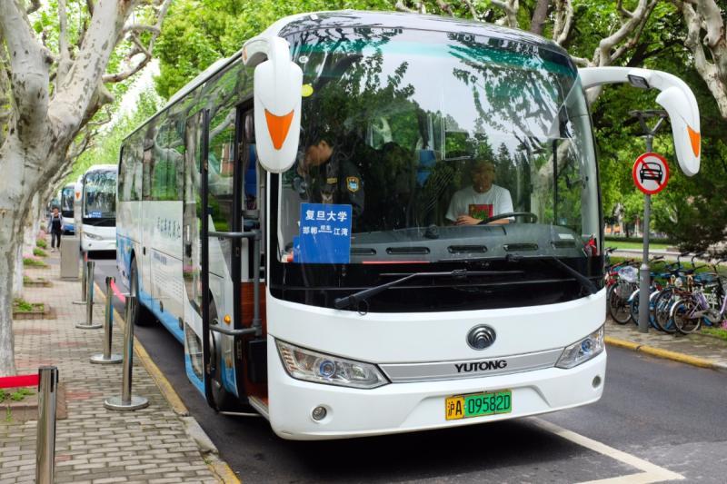 歷史深處開來(lái)復(fù)旦校車，顧頡剛、謝希德、蕭乾、朱東潤(rùn)等常坐