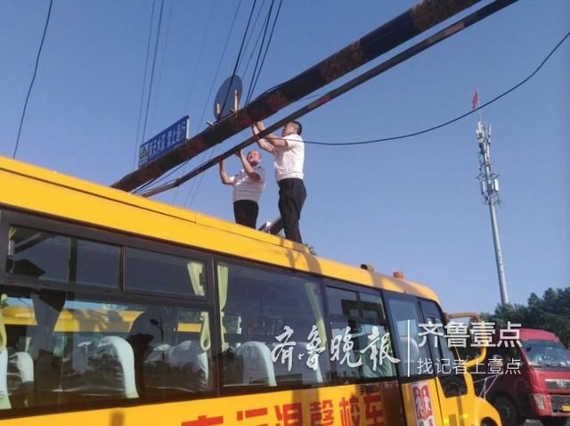 暖心！限高桿脫落，校車駕駛員變身“托舉超人”