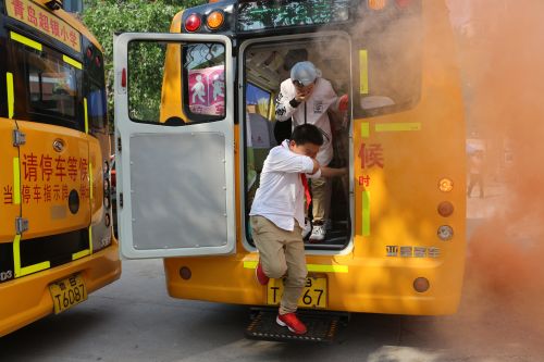 普及應(yīng)急自救知識 交運校車進校園開展逃生演練