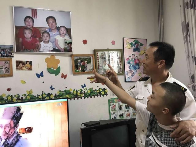 交運校車上的“寄養(yǎng)爸爸”13年為3名孤殘兒童打造“溫馨之家”