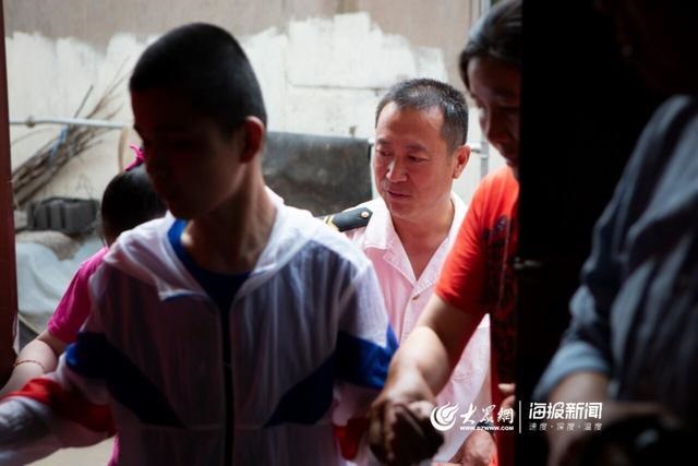 校車“寄養爸爸”好樣的！13年為3名孤殘兒童打造“溫馨之家”
