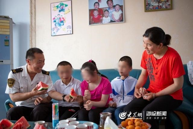 校車“寄養爸爸”好樣的！13年為3名孤殘兒童打造“溫馨之家”