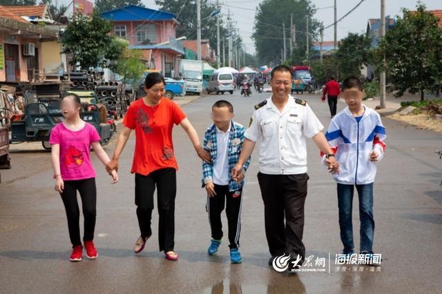 校車“寄養爸爸”好樣的！13年為3名孤殘兒童打造“溫馨之家”