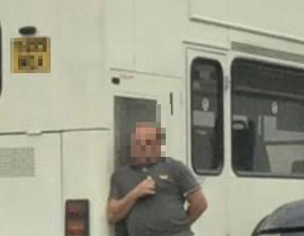 英國一校車司機對學(xué)生大聲訓(xùn)斥中忘拉手剎，致校車從山上沿坡道向下滑行