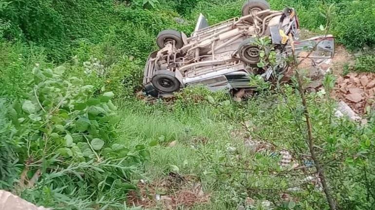 印度北部一校車墜入深谷 9名學生遇難